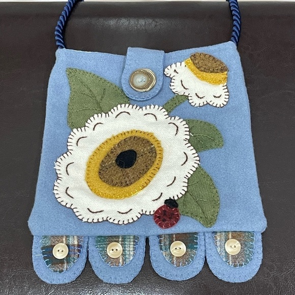 Cute handmade purse with appliqué floral with  lining and pocket inside - Picture 1 of 12